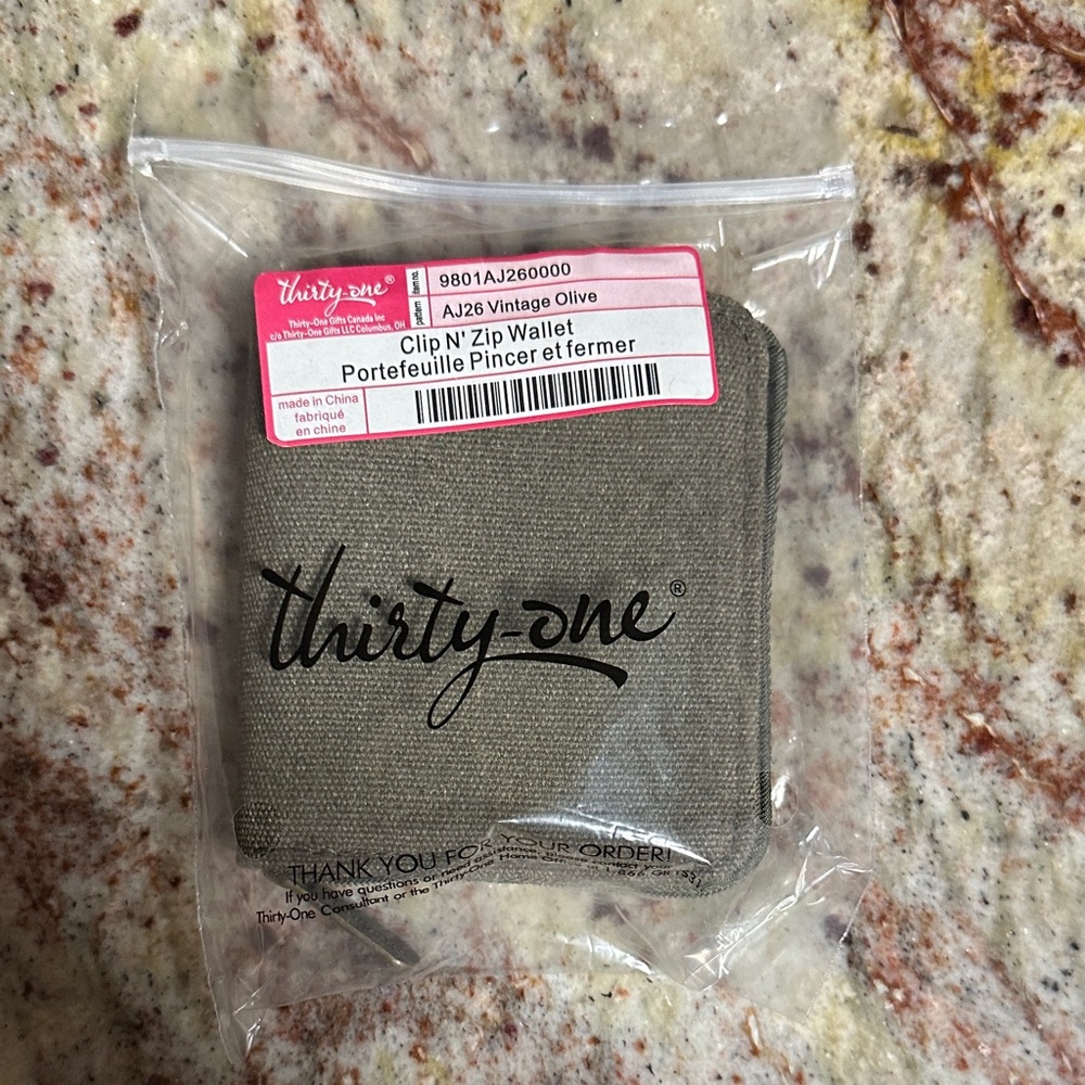 Thirty-one clip and zip wallet